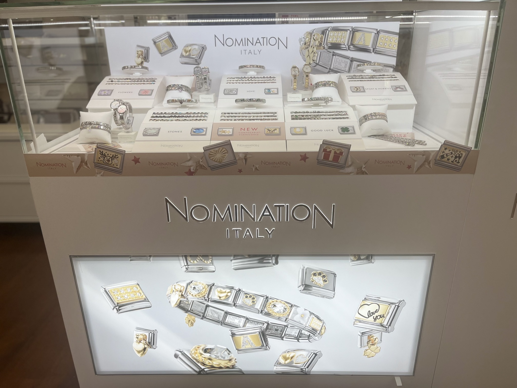 Miss Dee Opens at Mill Gate